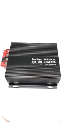 DC Solar Pil Çift Girişli Solar Şarj Kontrol Cihazı Bluetooth Ücretsiz APP B2B Çalışması